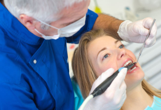 Dentiste soignant une patiente