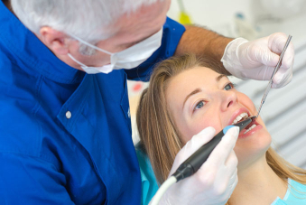 Dentiste soignant une patiente